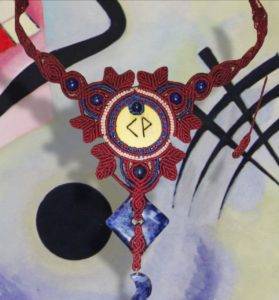 Halskette mit gefärbtem und gebrannten Holzteil in der Mitte
