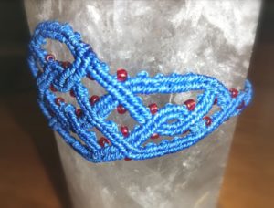 Blaues Armband mit keltischem Knüpfmuster