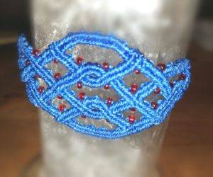 Blaues Armband mit keltischem Knüpfmuster