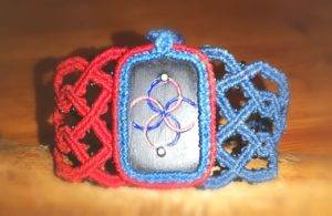 Armband in rot und blau mit keltischem Knüpfmuster
