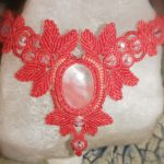 Halskette mit Blättermuster und Rosenquarz Cabochon