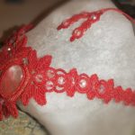 Halskette mit Blättermuster und Rosenquarz Cabochon