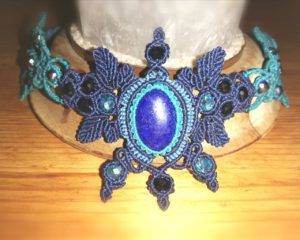 Blaue Tiara mit Halbedelstein und Glasperlen